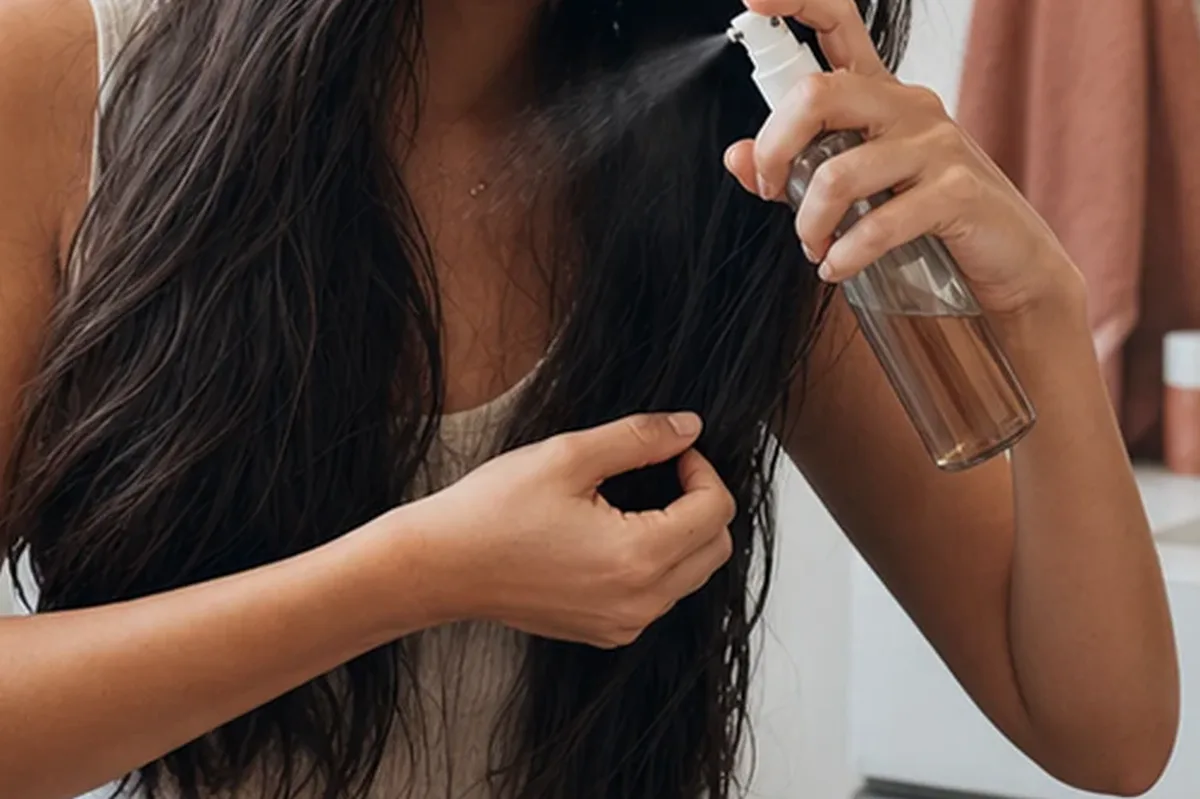 Hochwertige Beauty-Inszenierung zu Auswahlkriterien für Volumenspray bei Haarbruch