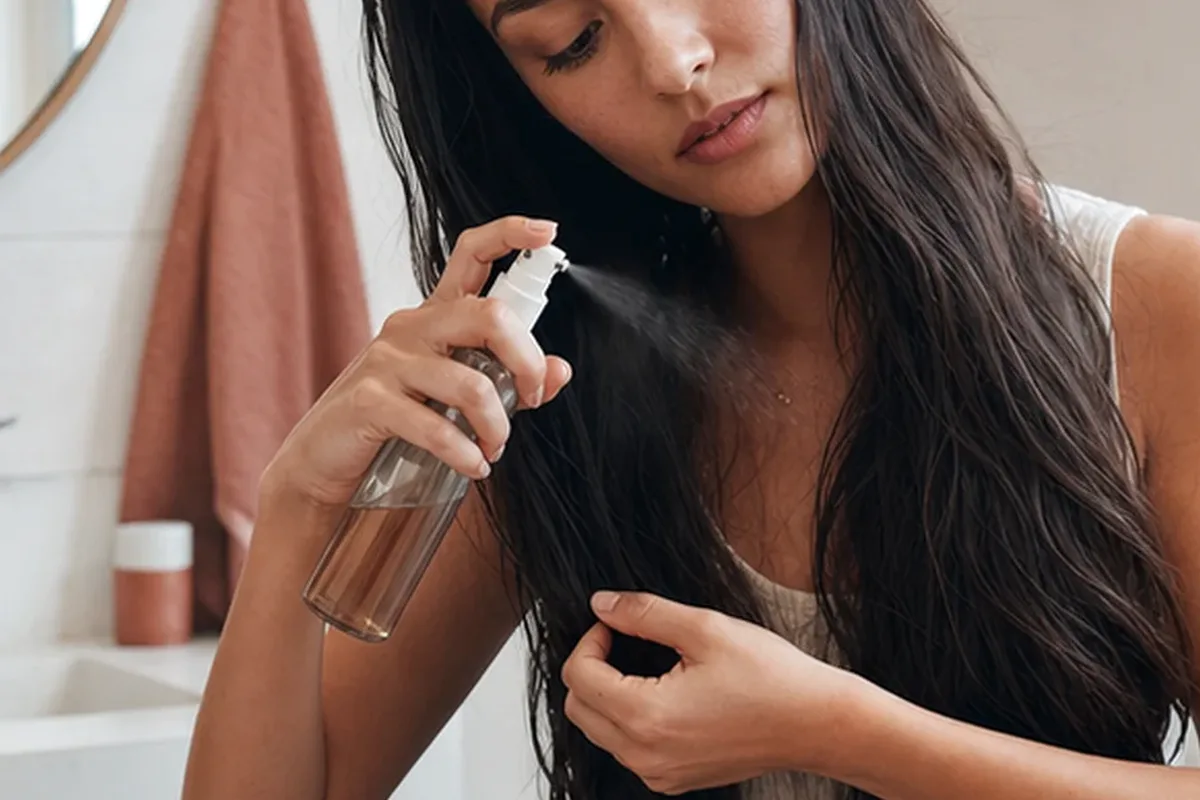 Redaktionelle Detailaufnahme zur Orientierung bei Anti-Frizz-Pflege für empfindliche Kopfhaut