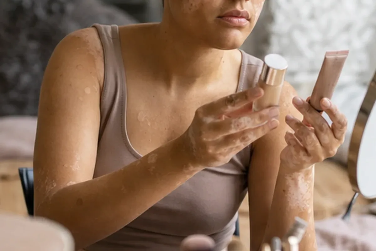 Authentischer Wohlfühlmoment passend zum Beauty-Thema Lidschatten für reife Haut