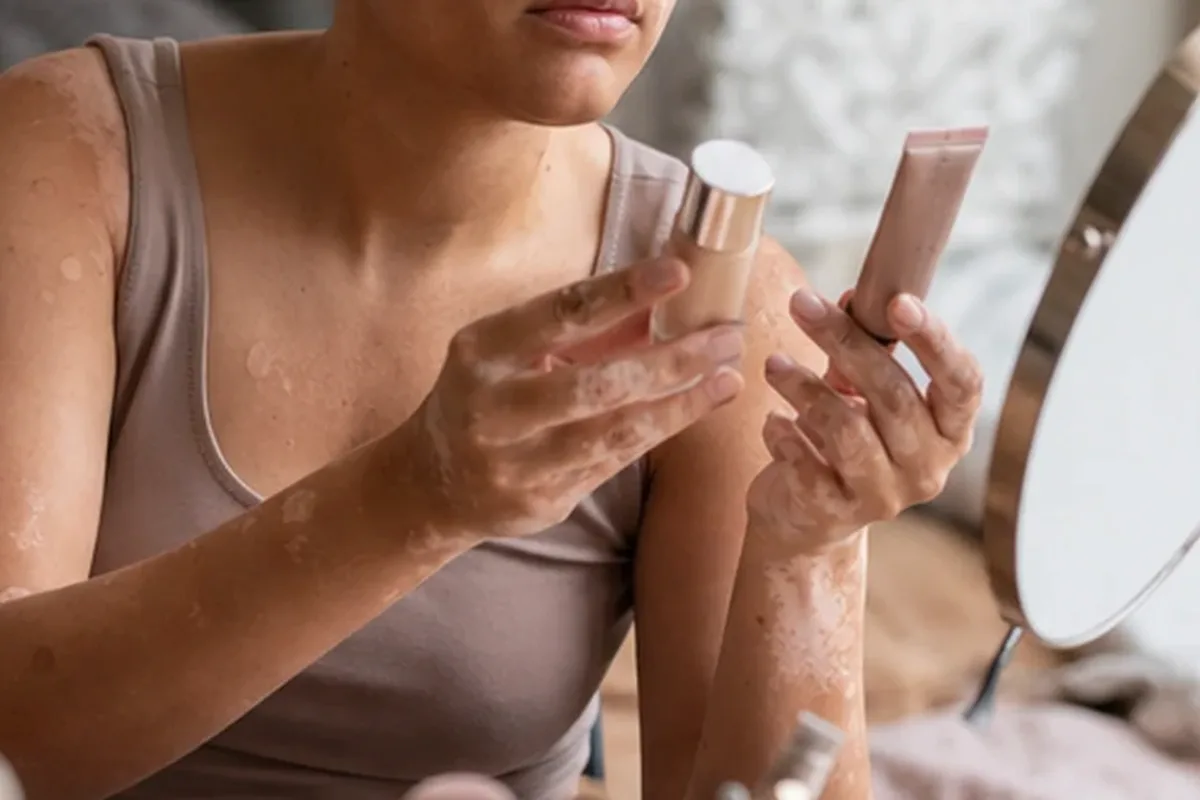 Authentischer Wohlfühlmoment passend zum Beauty-Thema Augenbrauengel für langen Halt