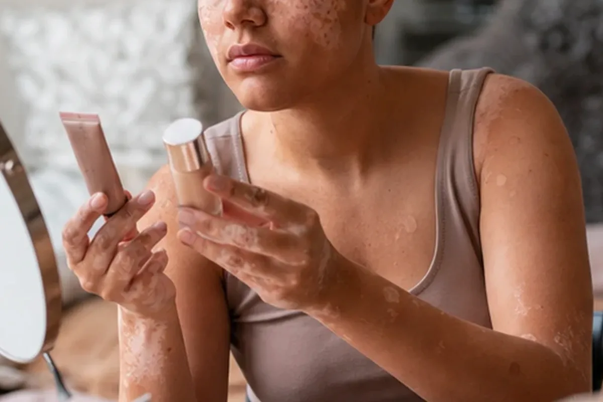 Emotionaler und authentischer Anwendungsmoment rund um Highlighter für ölige Haut
