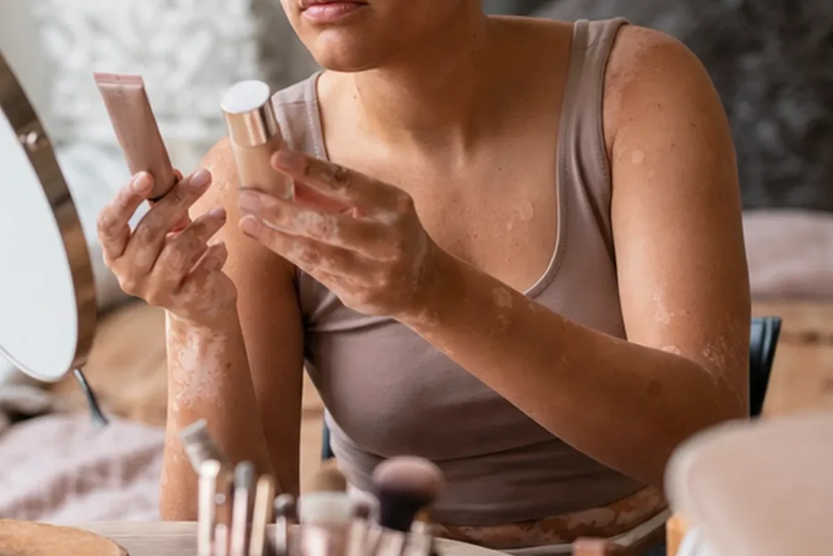 Emotionaler und authentischer Anwendungsmoment rund um Make-up-Pinsel für ölige Haut