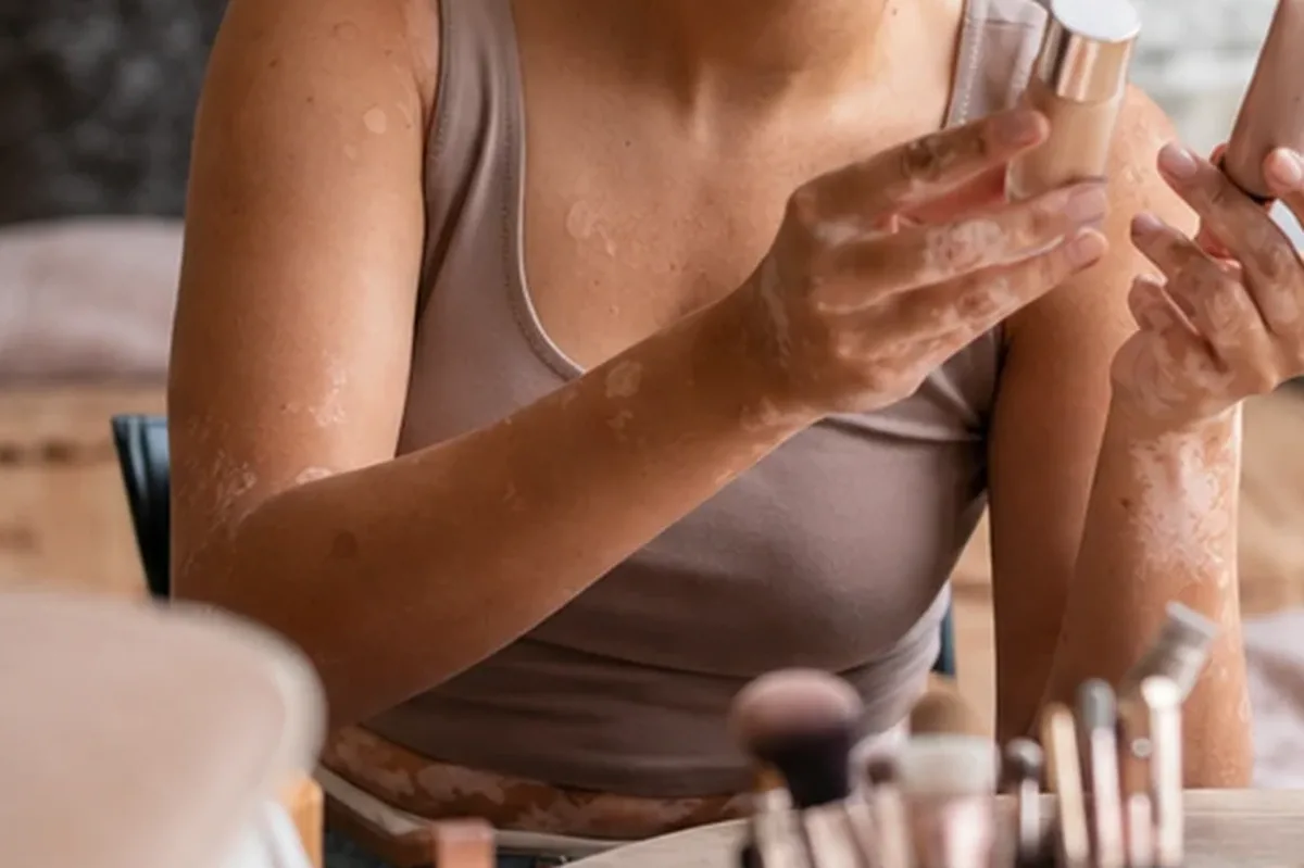 Authentischer Wohlfühlmoment passend zum Beauty-Thema Highlighter für langen Halt