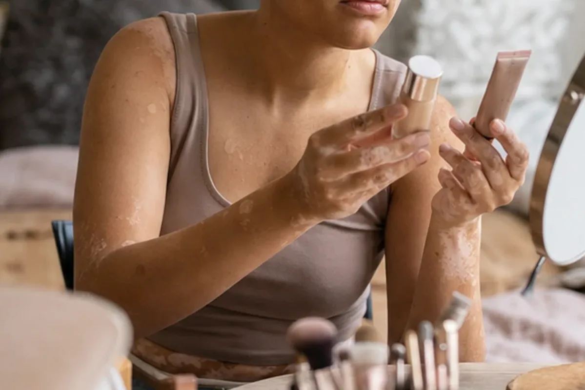 Emotionaler und authentischer Anwendungsmoment rund um Make-up-Pinsel für langen Halt