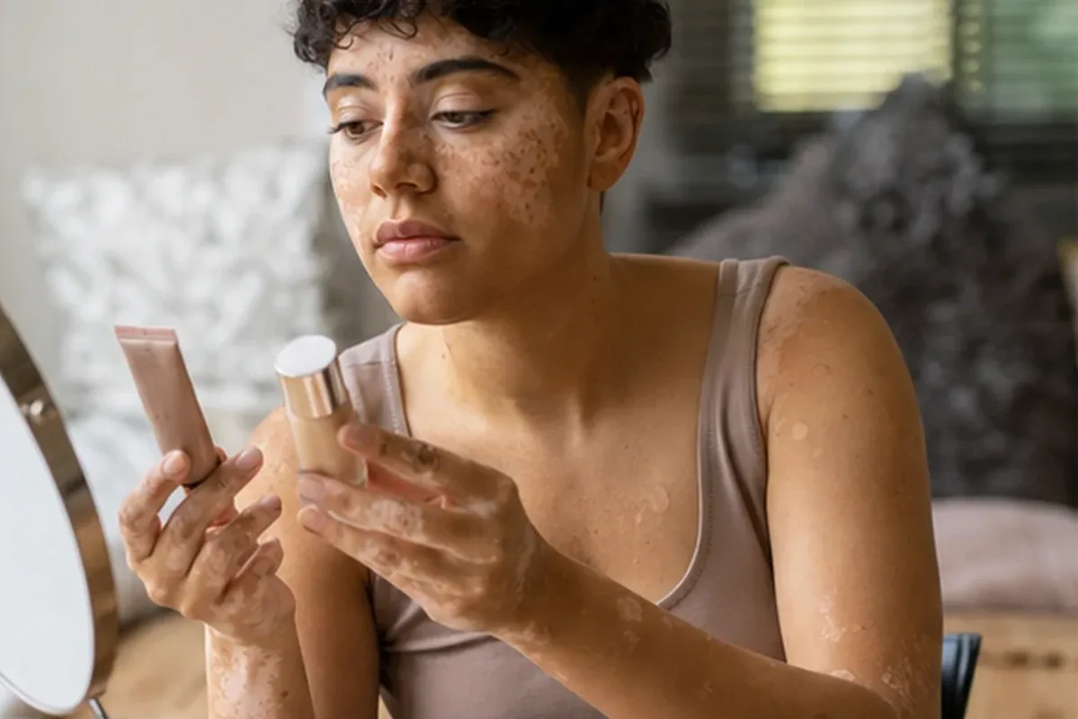 Emotionaler und authentischer Anwendungsmoment rund um Make-up-Pinsel für ölige Haut