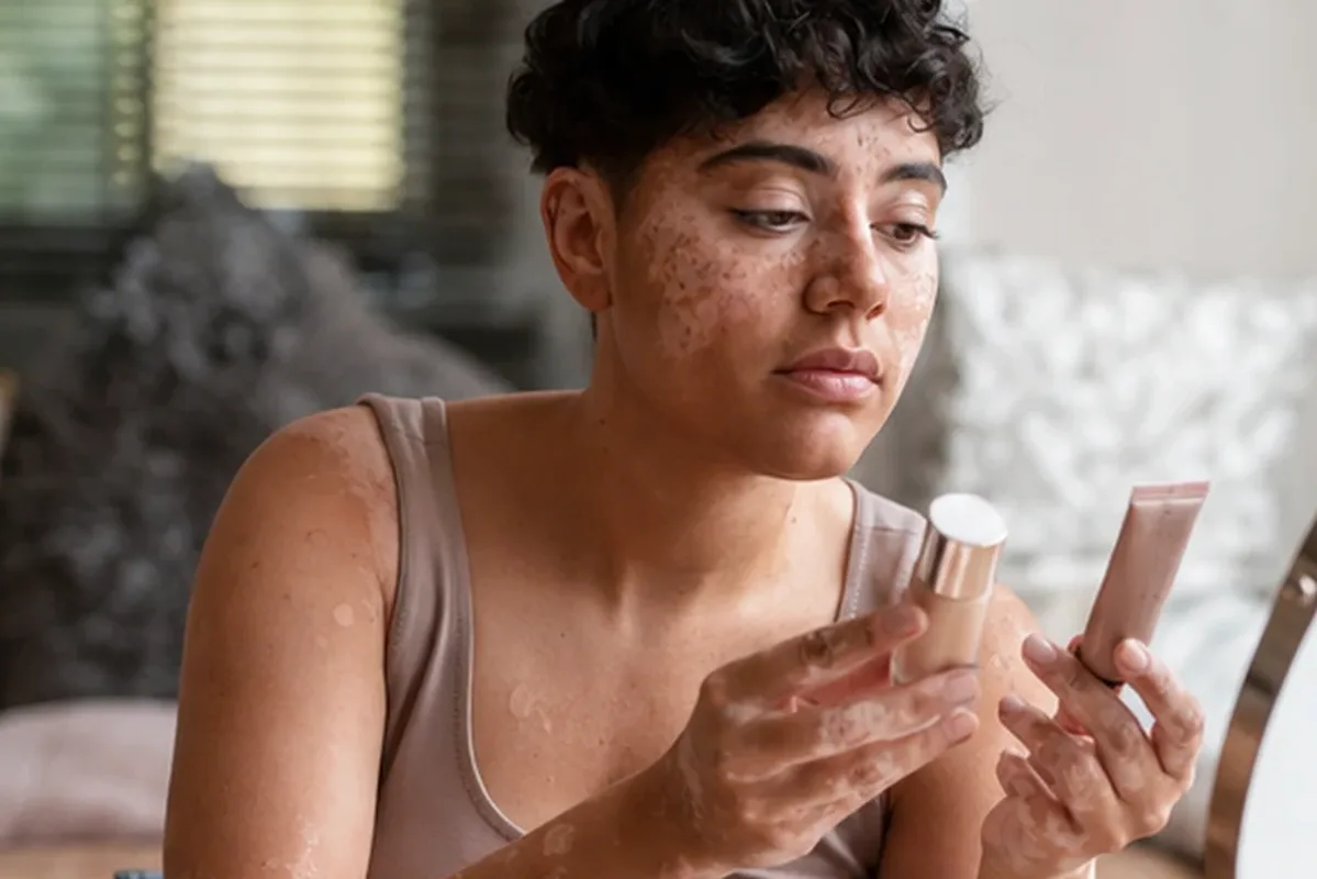 Emotionaler und authentischer Anwendungsmoment rund um Highlighter für empfindliche Haut