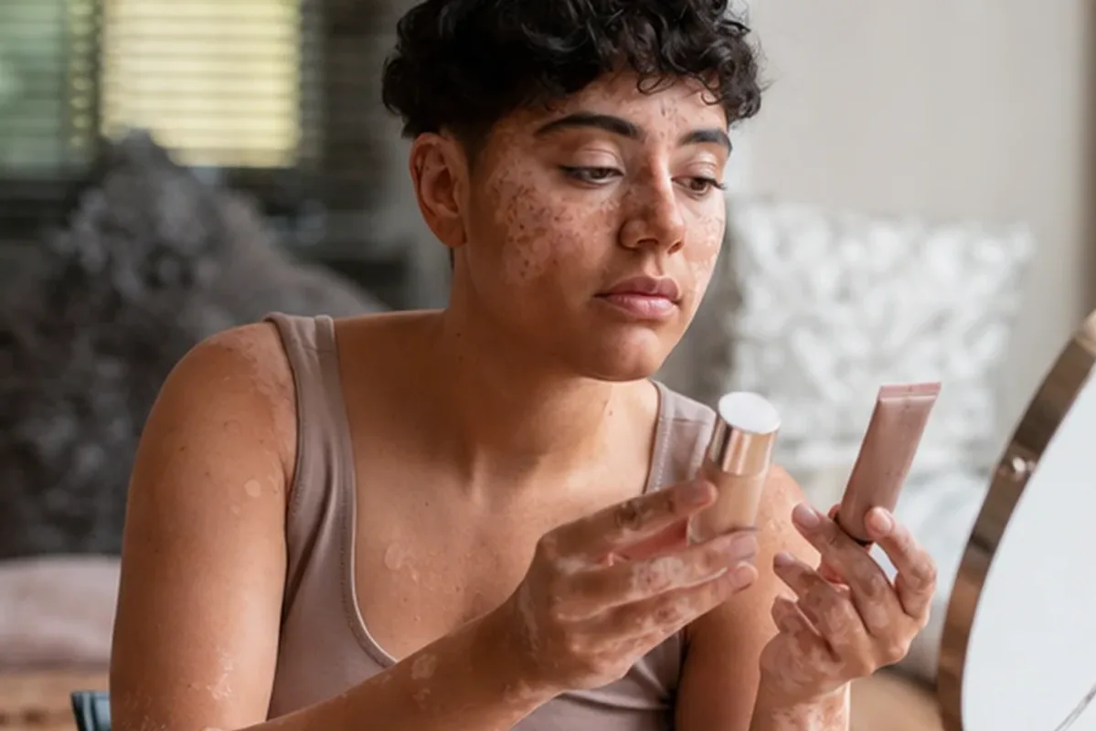 Emotionaler und authentischer Anwendungsmoment rund um Primer für ölige Haut