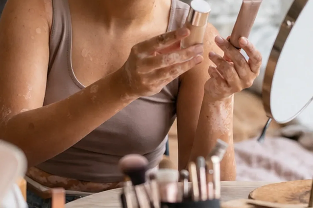 Emotionaler und authentischer Anwendungsmoment rund um Make-up-Pinsel für langen Halt