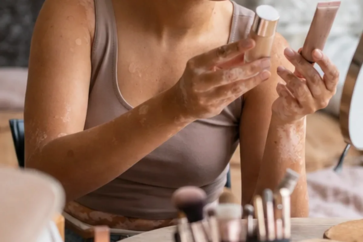 Authentischer Wohlfühlmoment passend zum Beauty-Thema Skin Tint für langen Halt