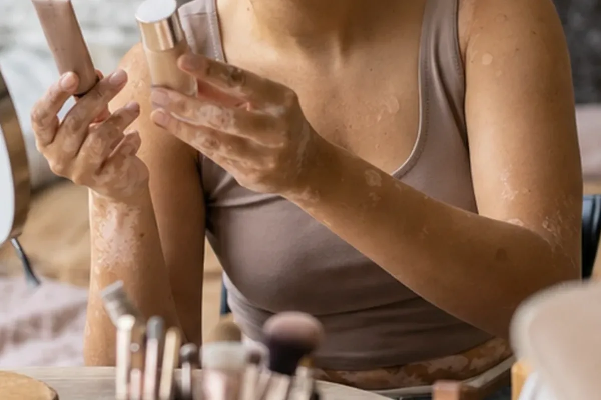 Authentischer Wohlfühlmoment passend zum Beauty-Thema Puder bei Rötungen