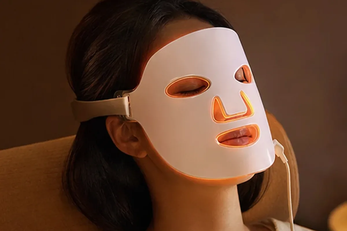 Authentischer Wohlfühlmoment passend zum Beauty-Thema Warmluftbürste für lockiges Haar