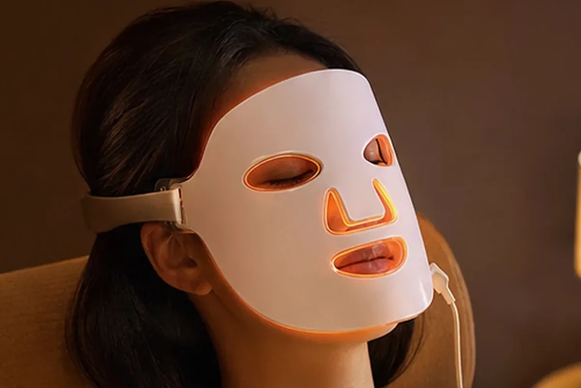Redaktionelle Detailaufnahme zur Orientierung bei LED-Gesichtsmaske für empfindliche Haut