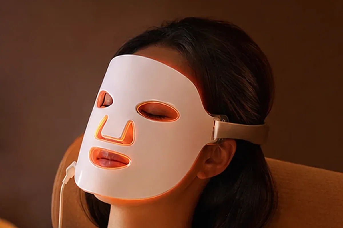 Authentischer Wohlfühlmoment passend zum Beauty-Thema Gesichtsreinigungsbürste bei kleinem Budget