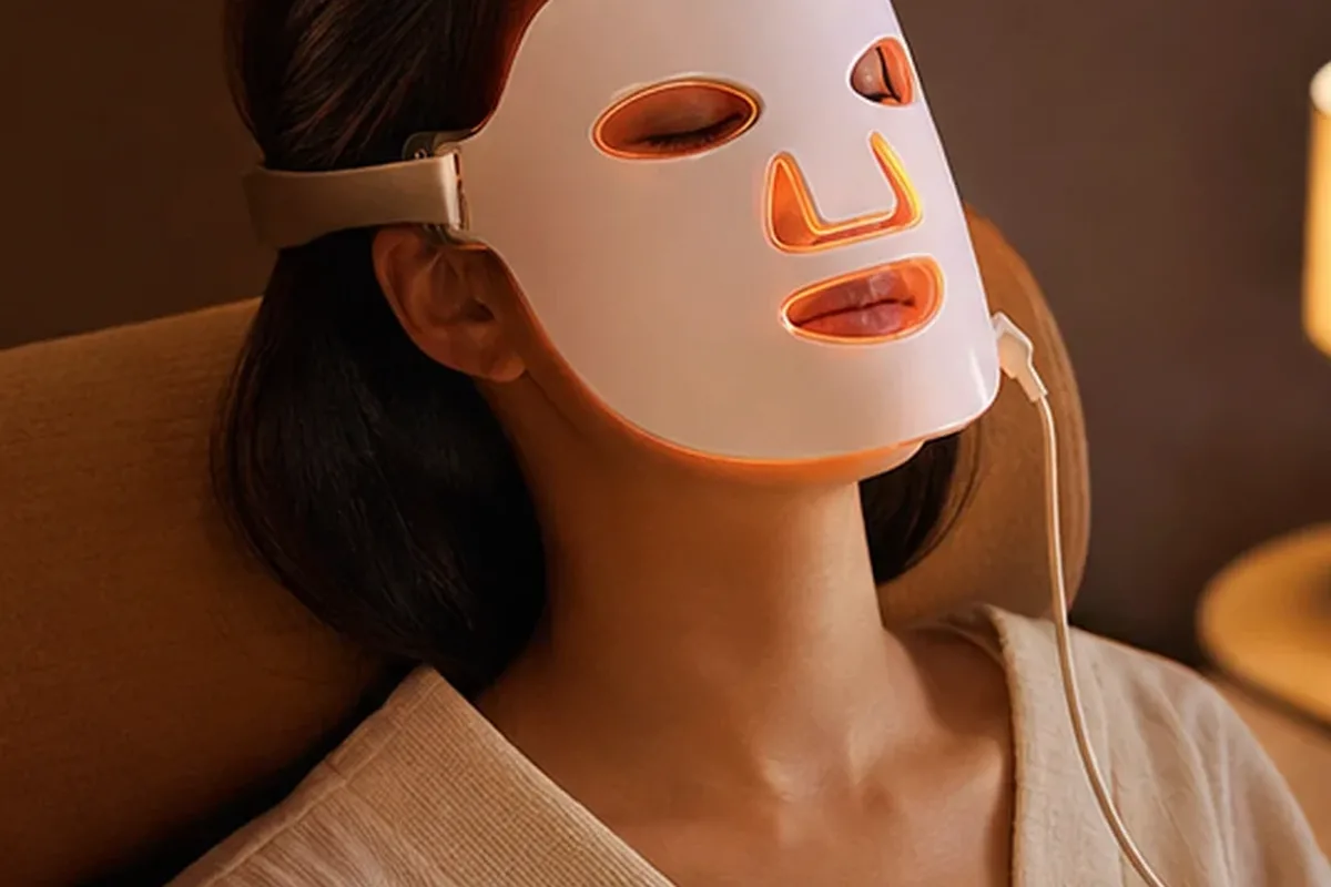 Authentischer Wohlfühlmoment passend zum Beauty-Thema LED-Gesichtsmaske bei wenig Zeit