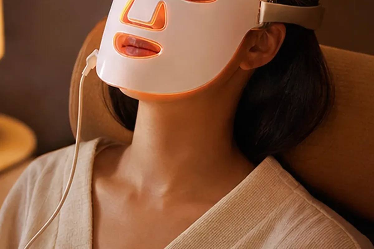 Authentische Beauty-Routine passend zum Thema LED-Gesichtsmaske bei wenig Zeit