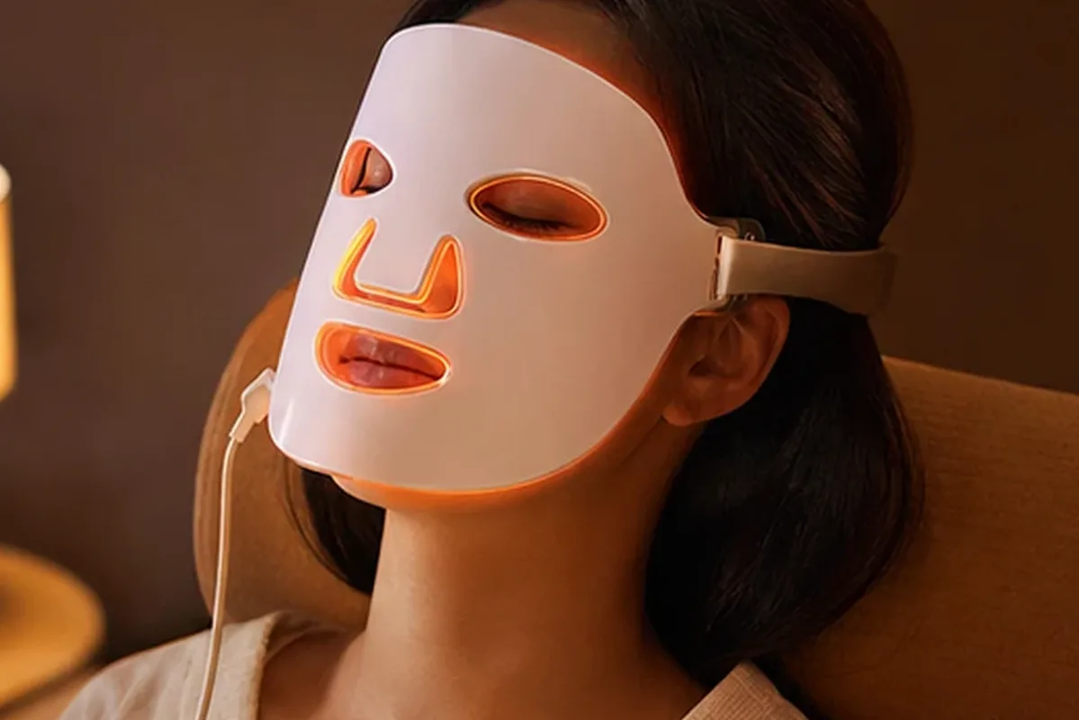 Redaktionelle Detailaufnahme zur Orientierung bei LED-Gesichtsmaske für empfindliche Haut