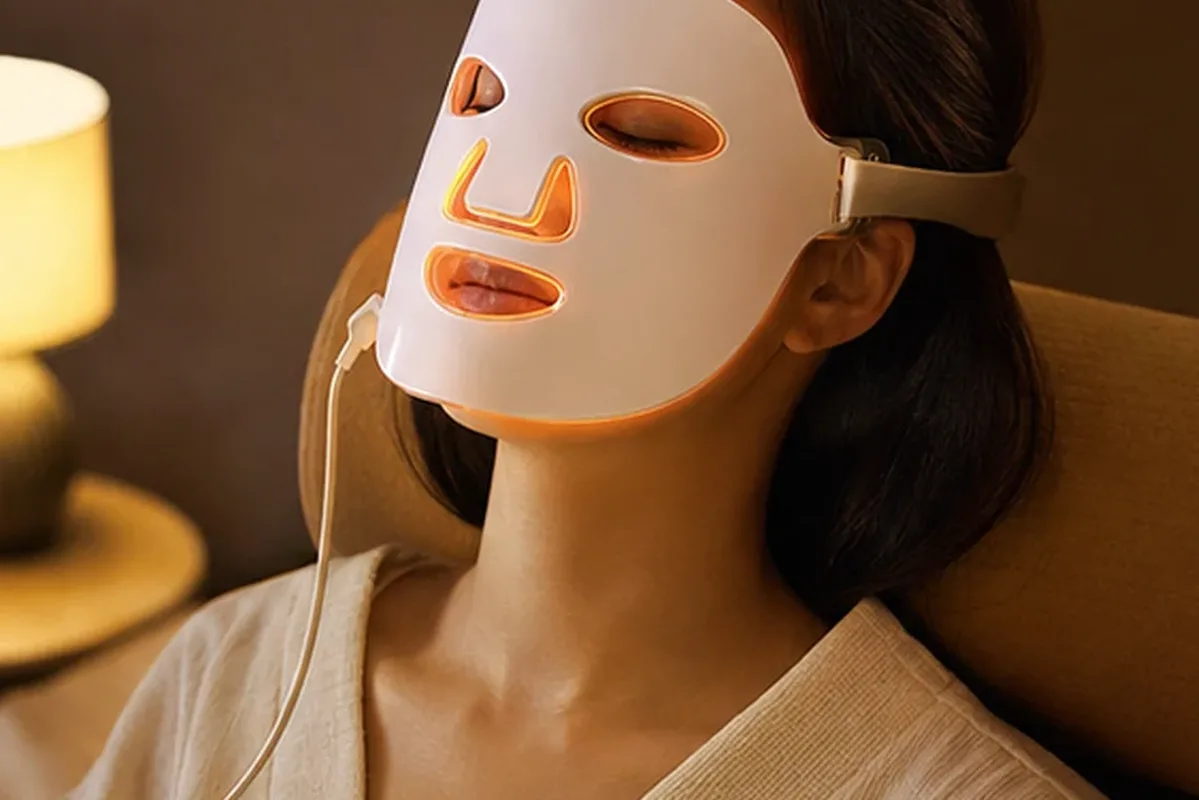Authentischer Wohlfühlmoment passend zum Beauty-Thema Gesichtsreinigungsbürste bei wenig Zeit