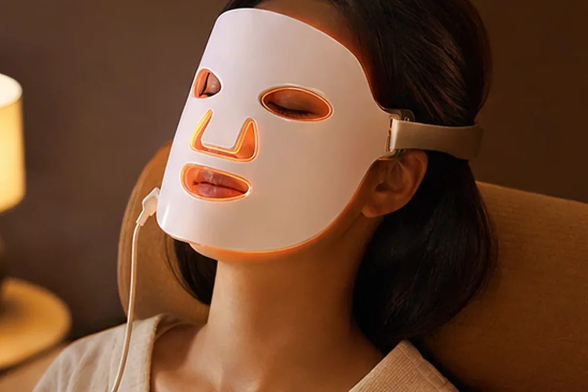 Authentischer Wohlfühlmoment passend zum Beauty-Thema Massagegerät bei wenig Zeit