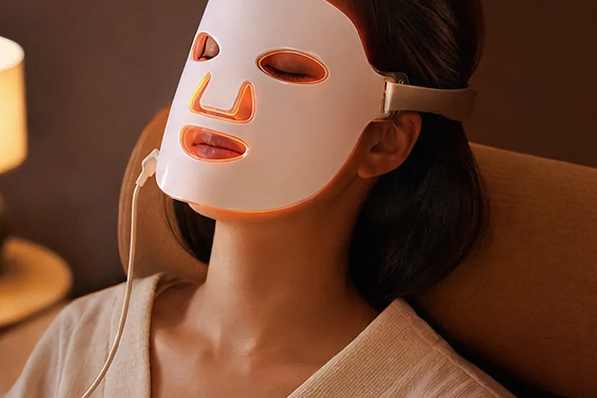 Authentischer Wohlfühlmoment passend zum Beauty-Thema Kosmetikspiegel bei wenig Zeit