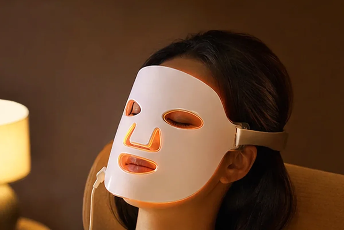 Authentischer Wohlfühlmoment passend zum Beauty-Thema Massagegerät bei wenig Zeit