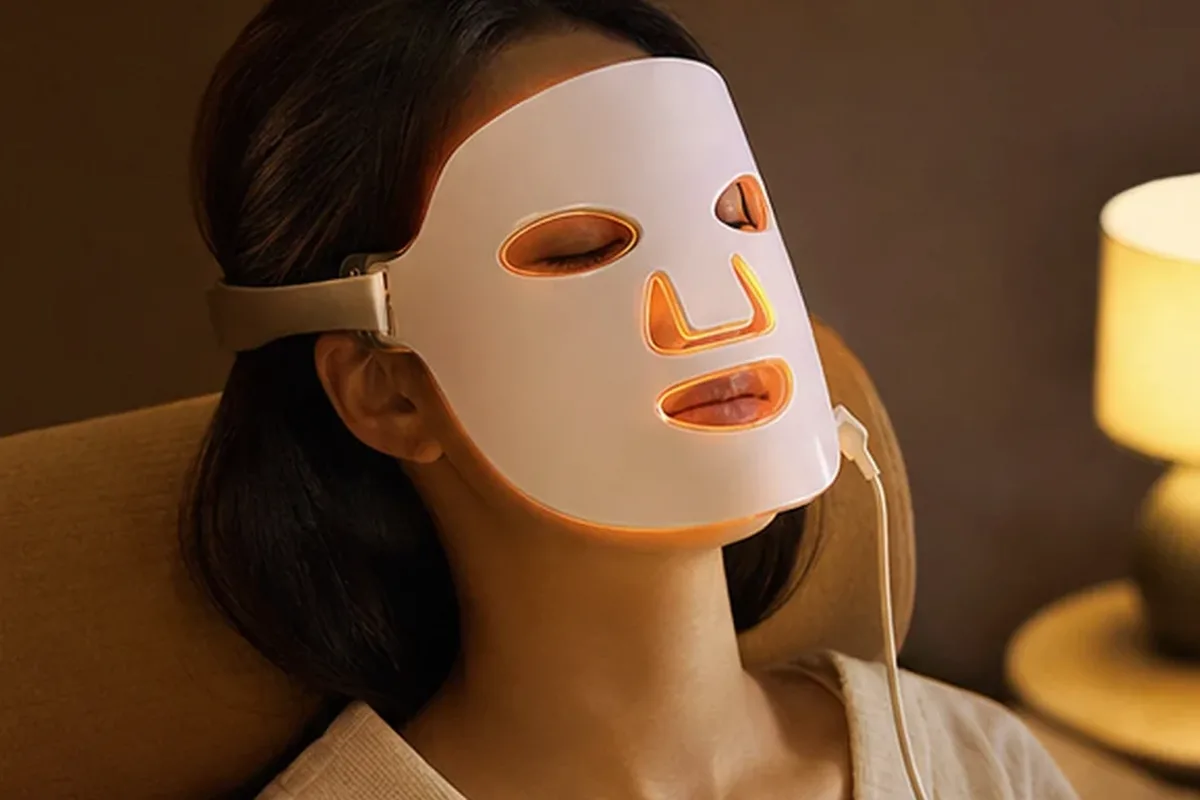 Authentischer Wohlfühlmoment passend zum Beauty-Thema Lockenstab für feines Haar