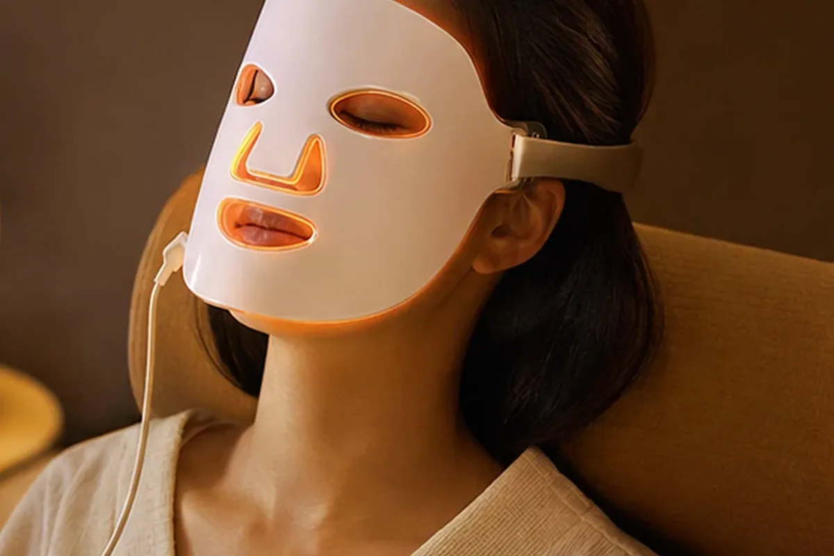 Authentischer Wohlfühlmoment passend zum Beauty-Thema LED-Gesichtsmaske für empfindliche Haut