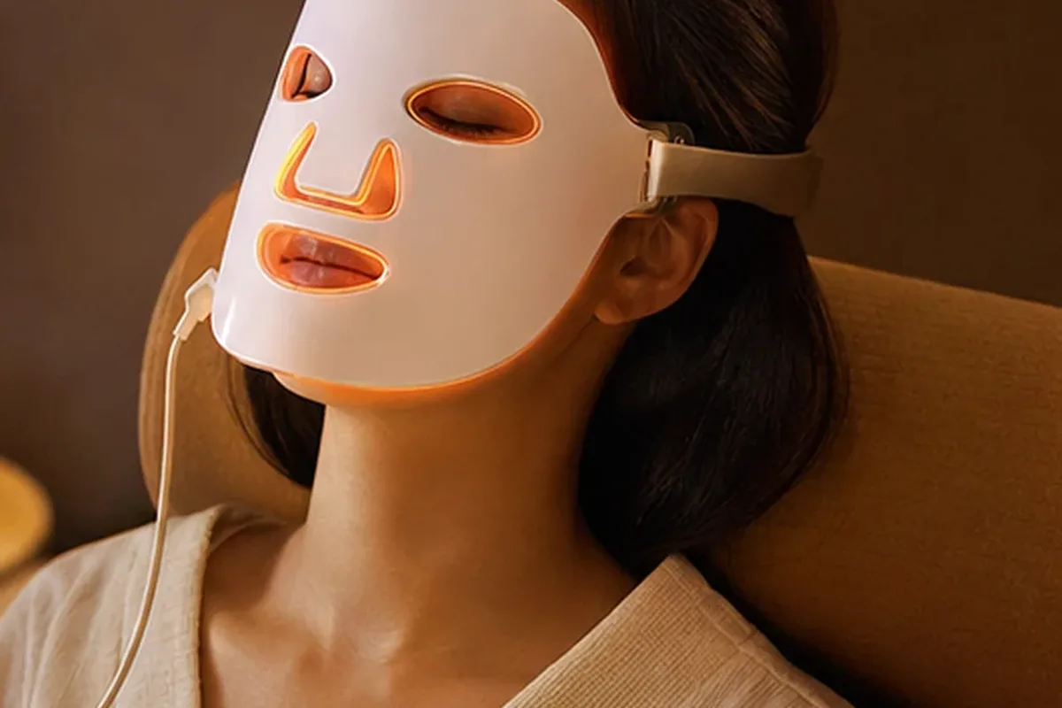 Emotionaler und authentischer Anwendungsmoment rund um LED-Gesichtsmaske für Anfänger