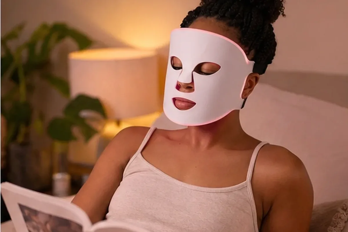 Emotionaler und authentischer Anwendungsmoment rund um LED-Gesichtsmaske mit Premium-Anspruch