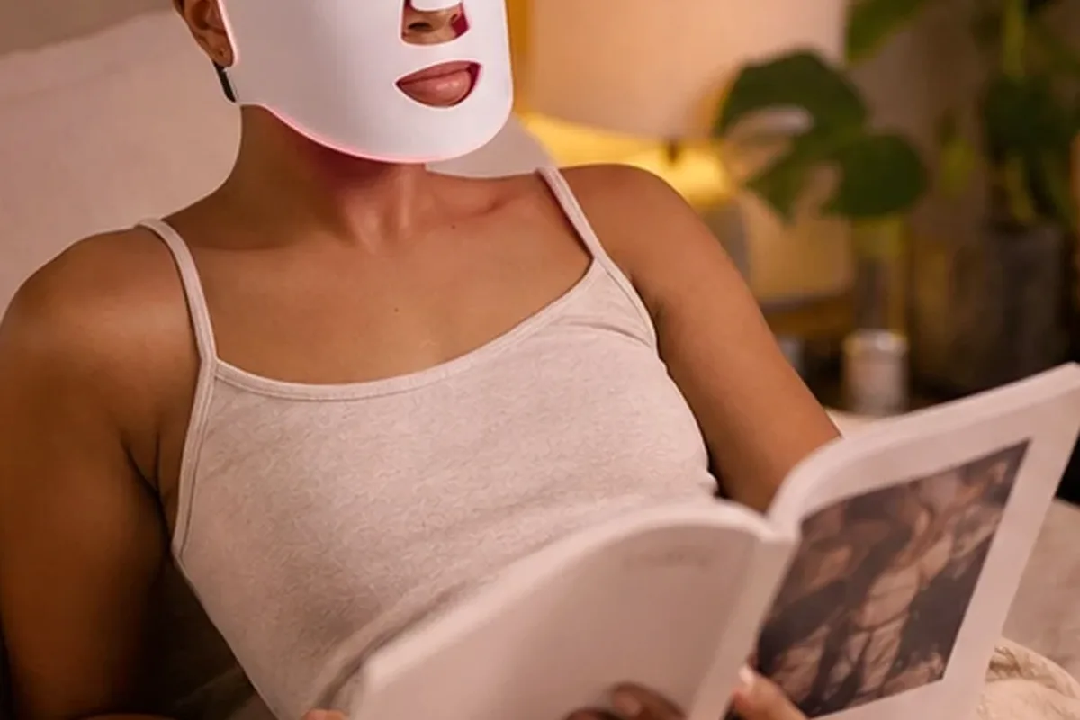 Authentischer Wohlfühlmoment passend zum Beauty-Thema LED-Gesichtsmaske bei kleinem Budget