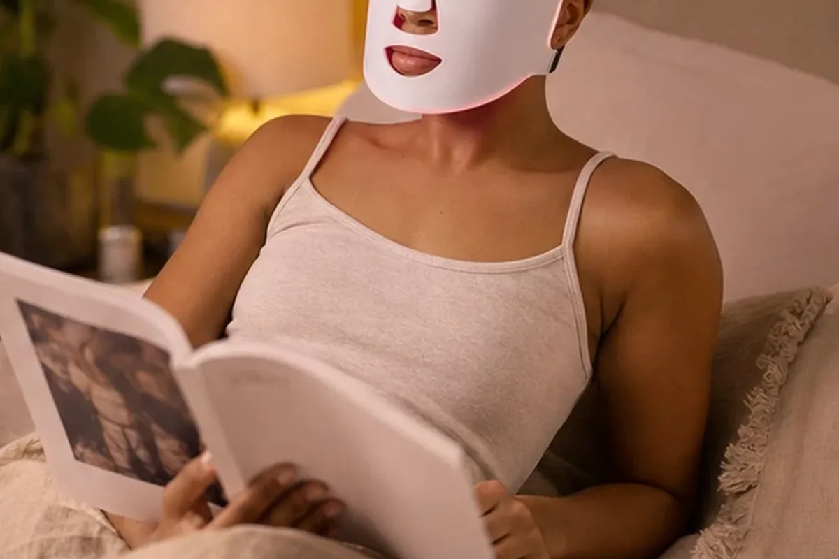 Emotionaler und authentischer Anwendungsmoment rund um LED-Gesichtsmaske mit Premium-Anspruch