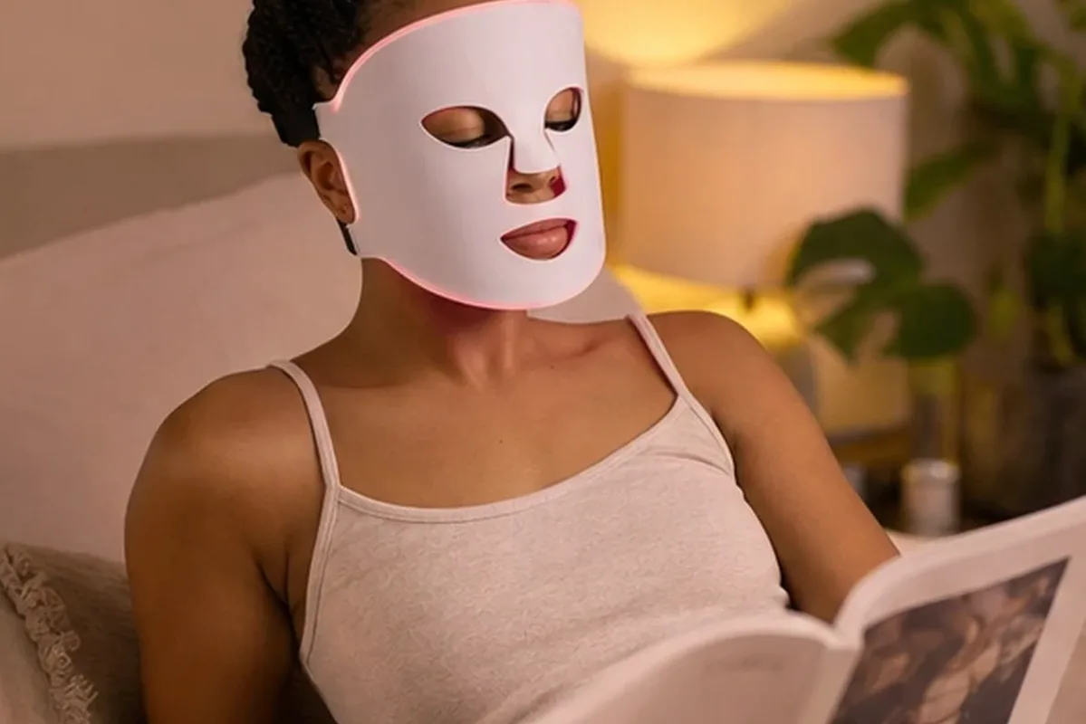 Emotionaler und authentischer Anwendungsmoment rund um LED-Gesichtsmaske bei kleinem Budget