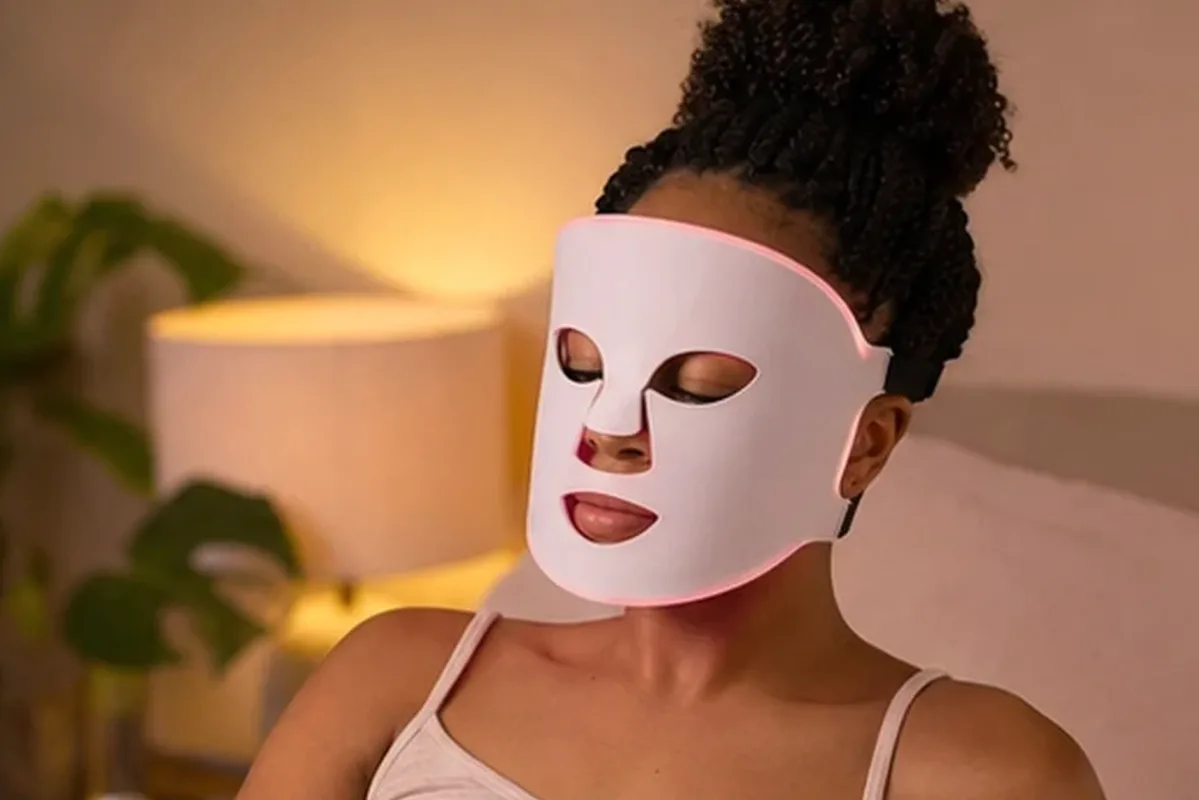 Authentischer Wohlfühlmoment passend zum Beauty-Thema Massagegerät für empfindliche Haut