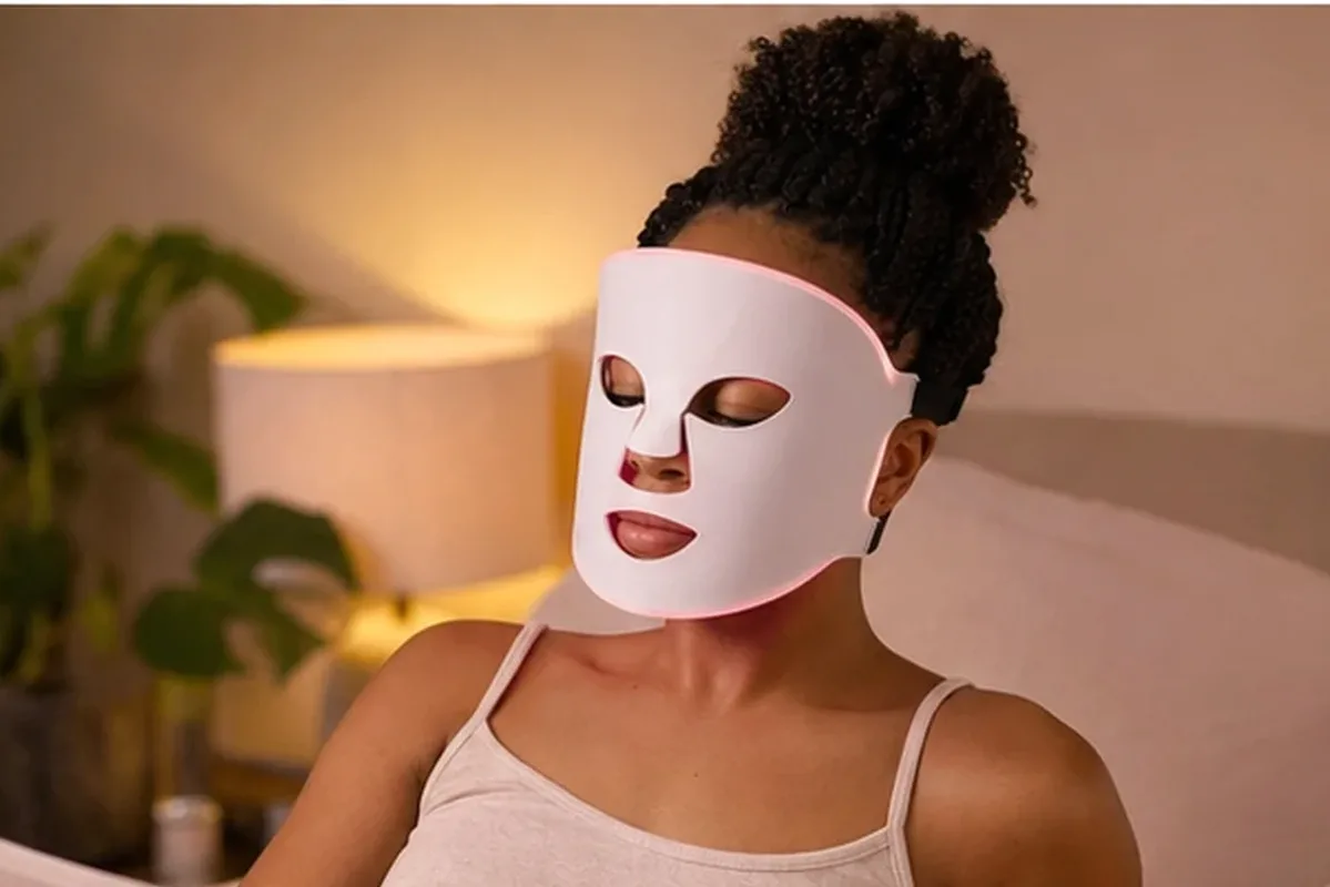 Authentischer Wohlfühlmoment passend zum Beauty-Thema Warmluftbürste für feines Haar