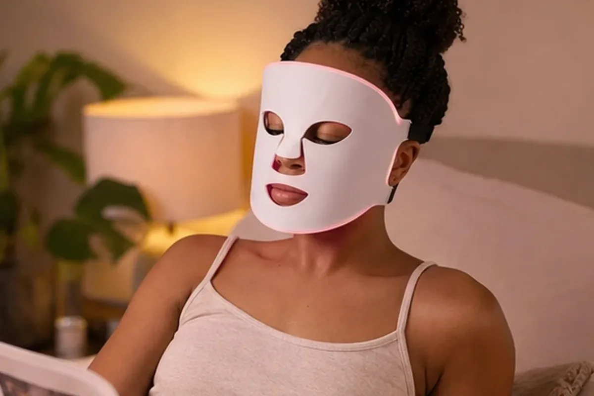 Emotionaler und authentischer Anwendungsmoment rund um LED-Gesichtsmaske für Anfänger