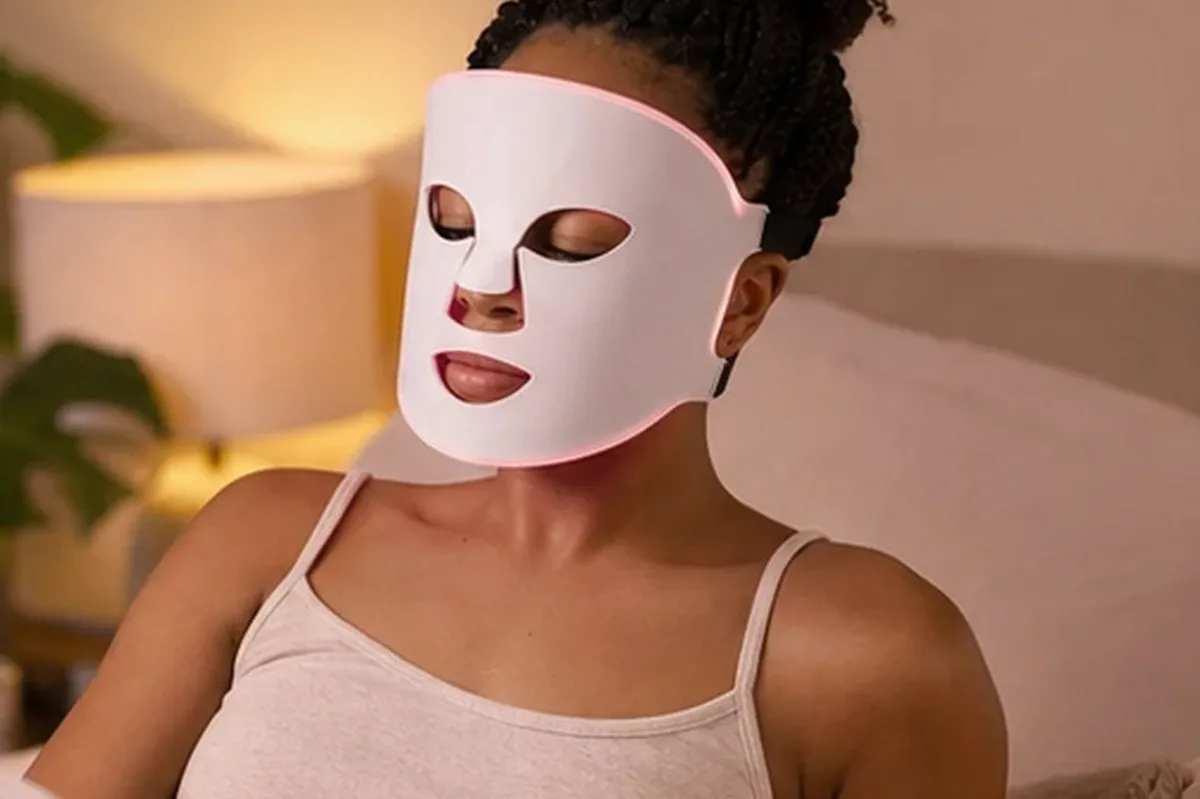 Authentischer Wohlfühlmoment passend zum Beauty-Thema Massagegerät bei wenig Zeit