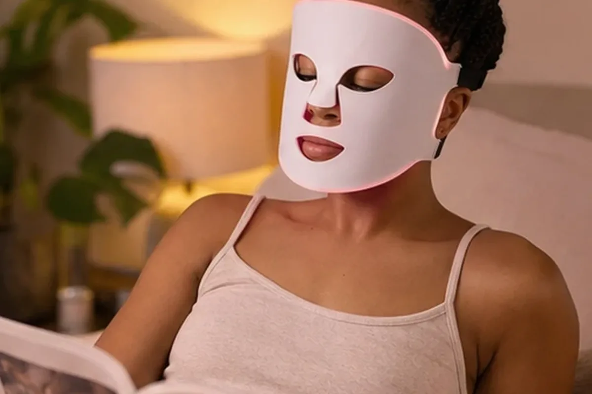 Authentischer Wohlfühlmoment passend zum Beauty-Thema Gesichtsreinigungsbürste für Anfänger