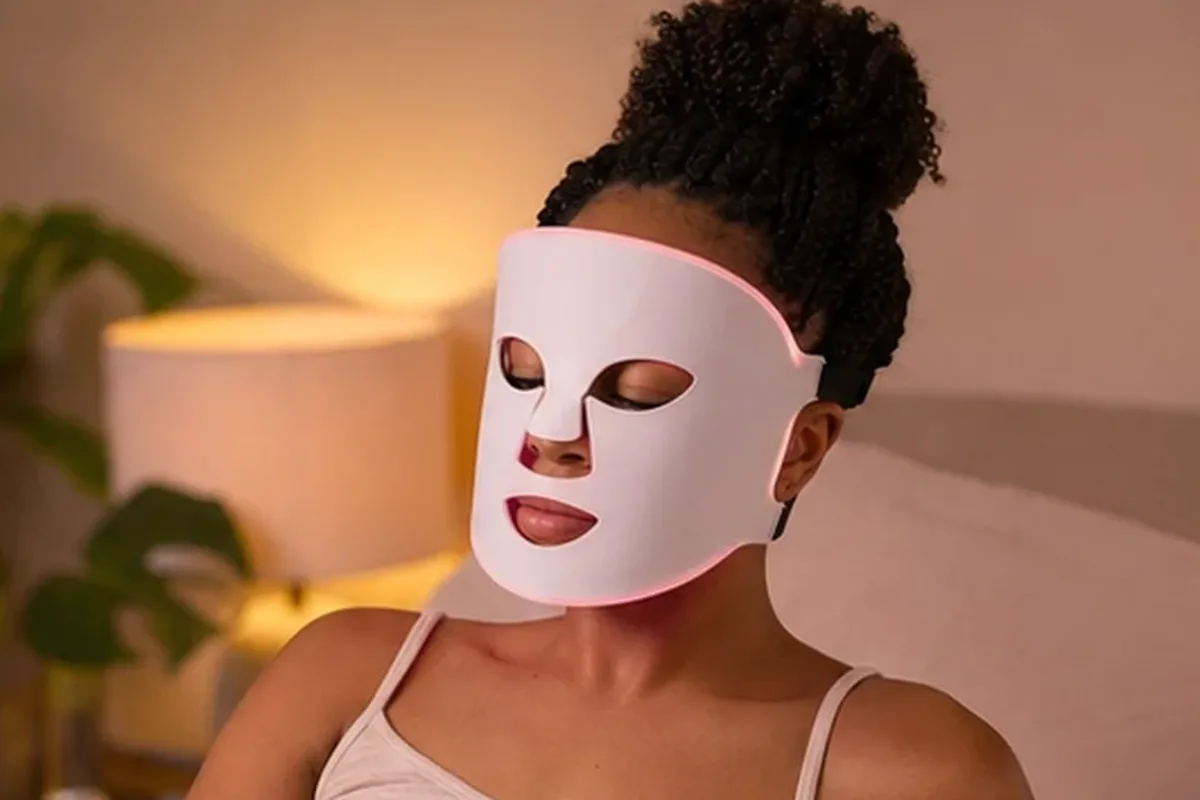 Authentischer Wohlfühlmoment passend zum Beauty-Thema Warmluftbürste für feines Haar