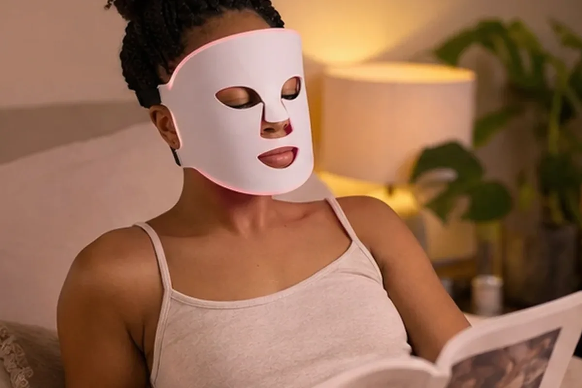 Redaktionelle Detailaufnahme zur Orientierung bei LED-Gesichtsmaske bei wenig Zeit