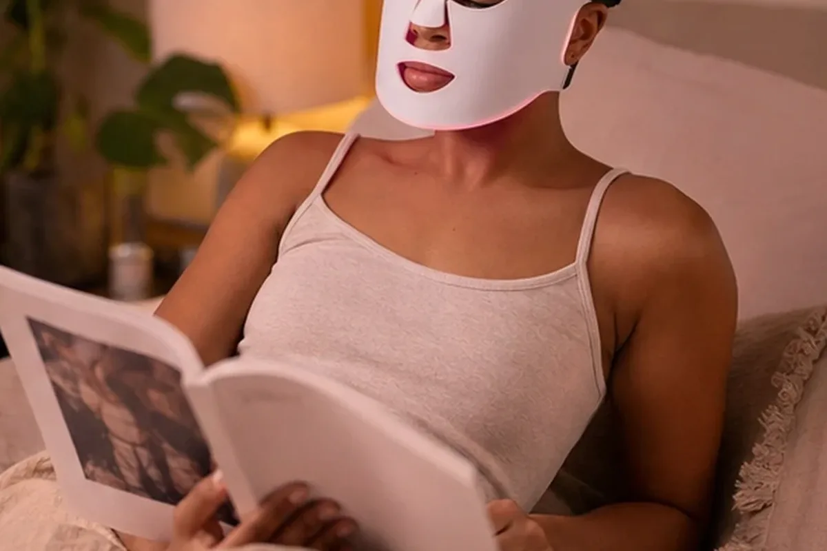 Authentischer Wohlfühlmoment passend zum Beauty-Thema Glätteisen bei wenig Zeit