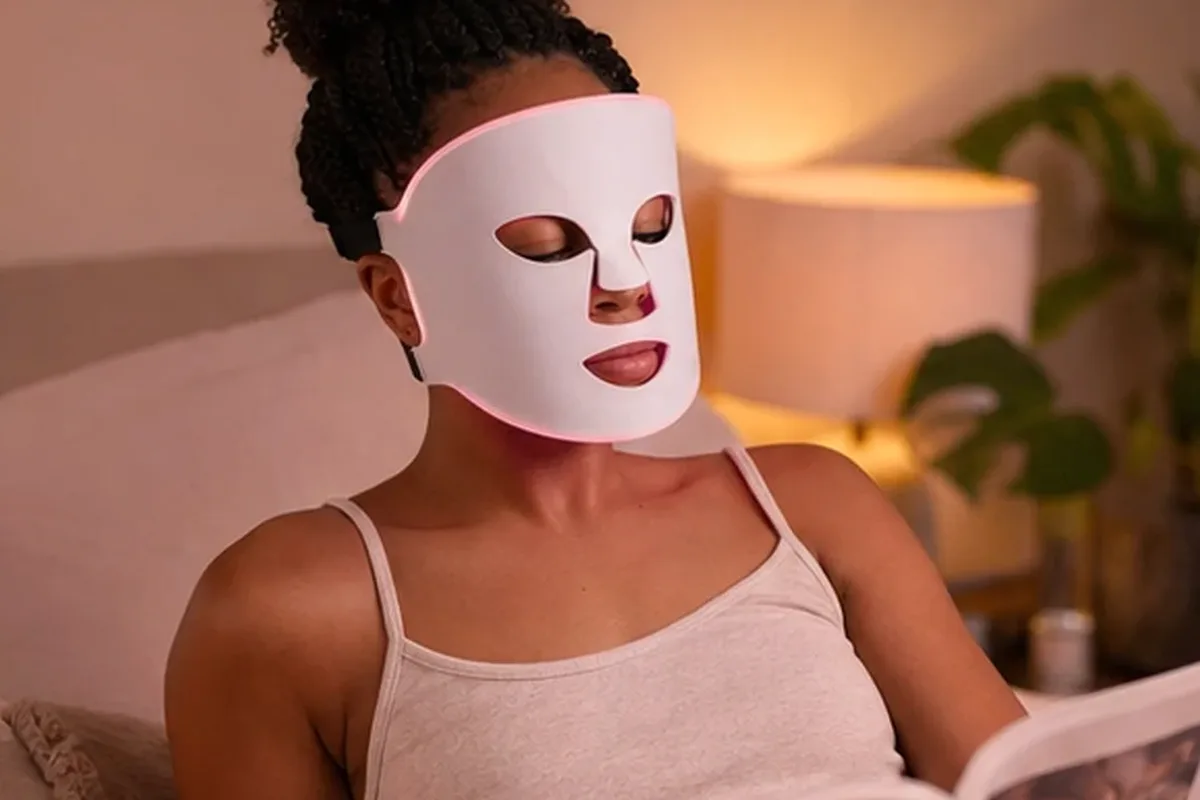 Redaktioneller Beauty-Moment zur Ausgangslage bei Glätteisen für lockiges Haar