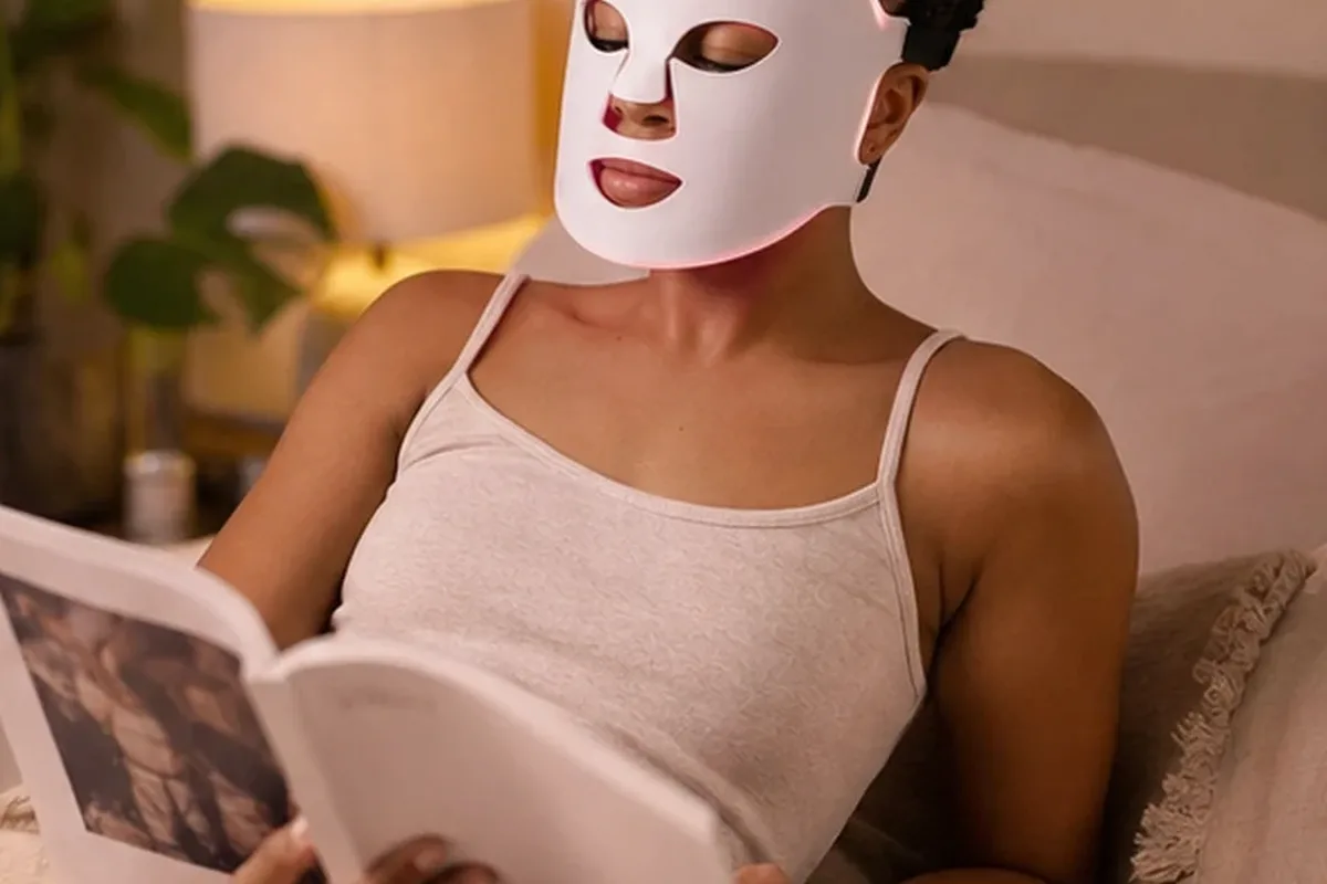 Authentischer Wohlfühlmoment passend zum Beauty-Thema Massagegerät bei wenig Zeit