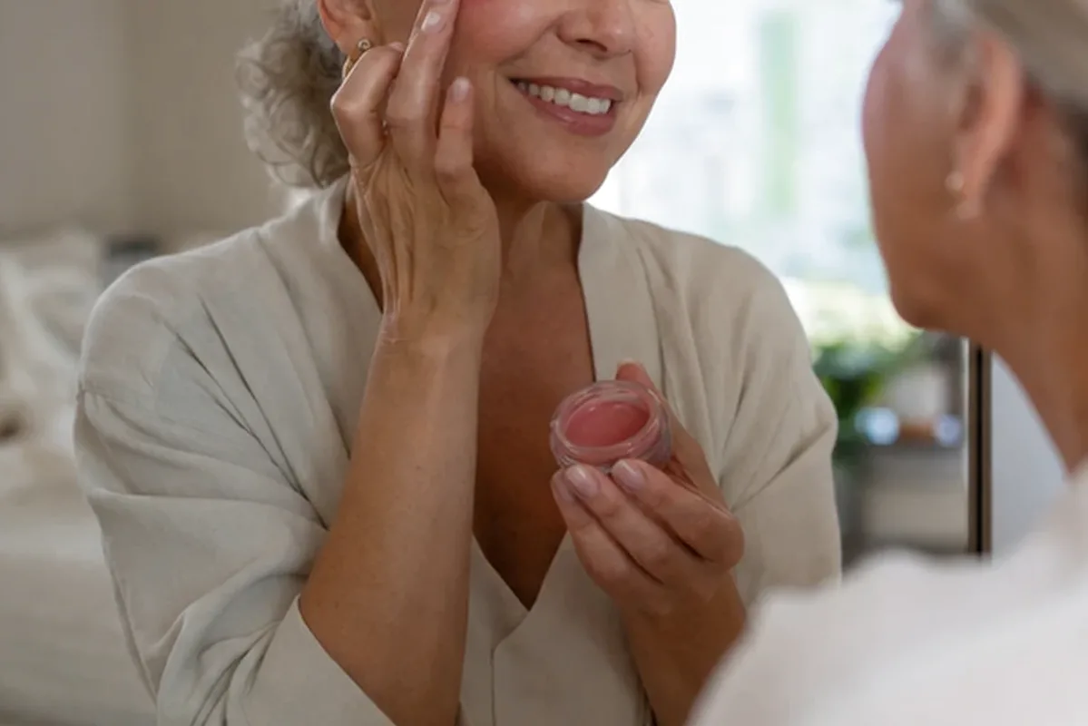Authentischer Wohlfühlmoment passend zum Beauty-Thema Bronzer bei Rötungen