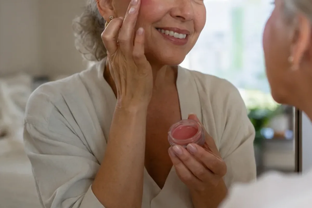 Authentischer Wohlfühlmoment passend zum Beauty-Thema Puder für trockene Haut