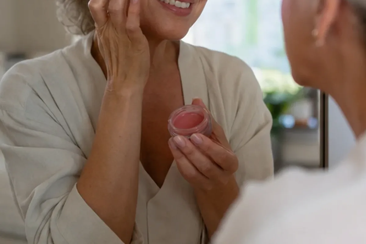 Authentischer Wohlfühlmoment passend zum Beauty-Thema Skin Tint für reife Haut