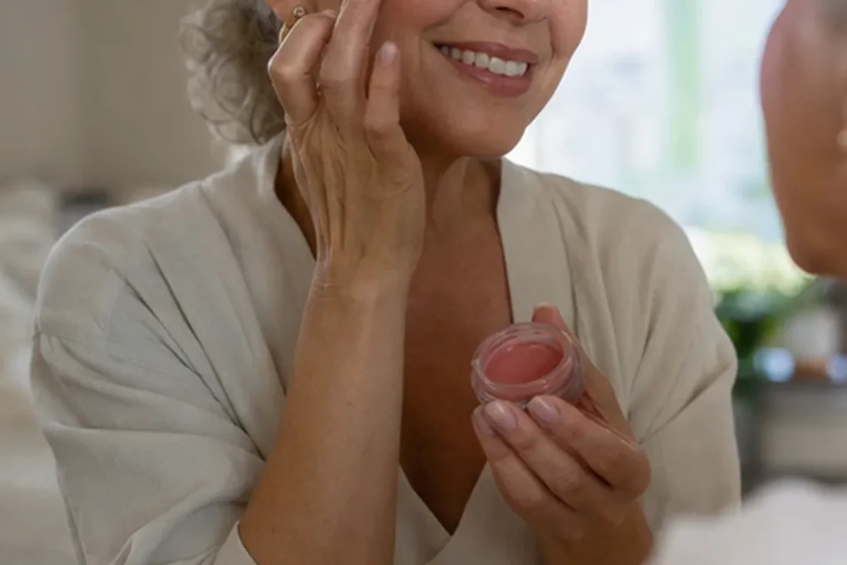 Redaktionelle Detailaufnahme zur Orientierung bei Bronzer bei Rötungen