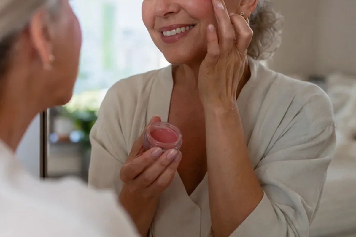 Authentischer Wohlfühlmoment passend zum Beauty-Thema Rouge für ölige Haut