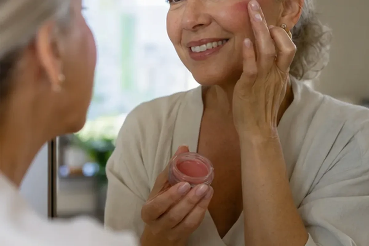Redaktioneller Beauty-Moment zur Ausgangslage bei Lidschatten für langen Halt