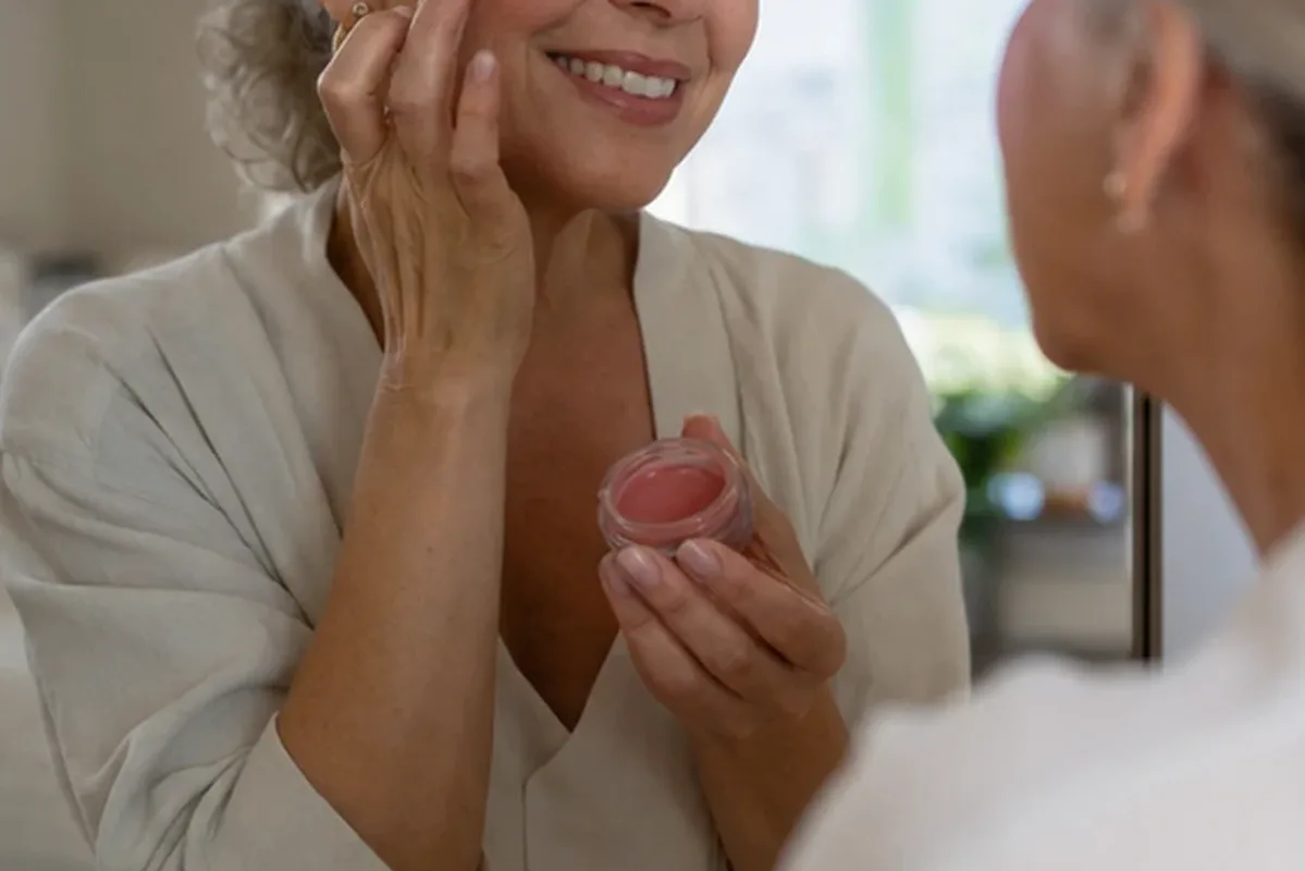 Authentischer Wohlfühlmoment passend zum Beauty-Thema Highlighter bei Rötungen