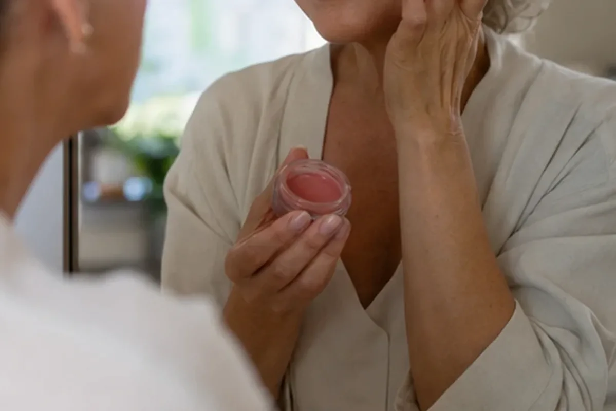 Authentischer Wohlfühlmoment passend zum Beauty-Thema Primer für einen natürlichen Look