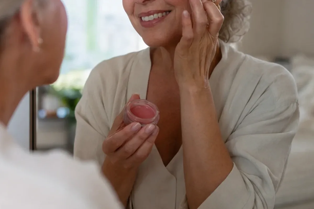 Authentischer Wohlfühlmoment passend zum Beauty-Thema Lippenstift für langen Halt